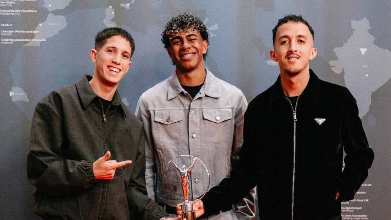 Lamine Yamal junto a sus amigos durante el evento de los Premios Laureus 2026.