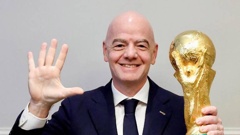 Gianni Infantino junto a la Copa del Mundo y balón de la final del Mundial 2026.