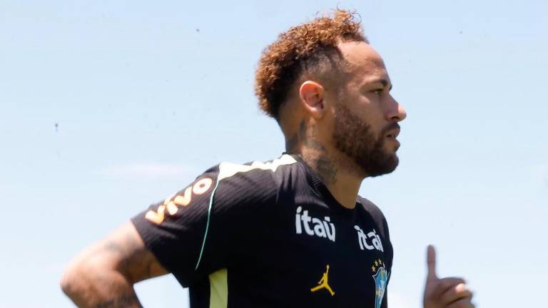 Neymar Jr., entrenando con la selección de Brasil.