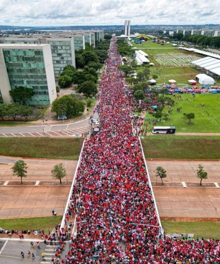 $!Seguidos de Lula da Silva se han congregado fuera de la explanada de Brasilia para celebrar por la posesión presidencial.