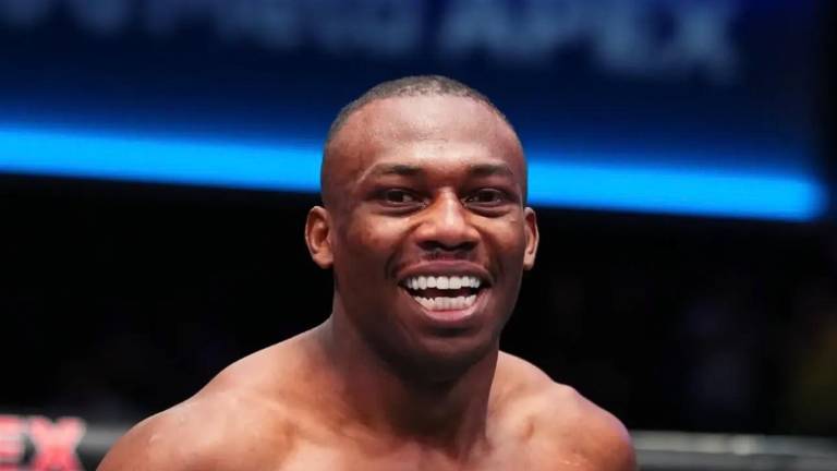 Mayton Perea celebrando su victoria tras vencer a Zevan Hunt en el Dana White’s Contender Series.