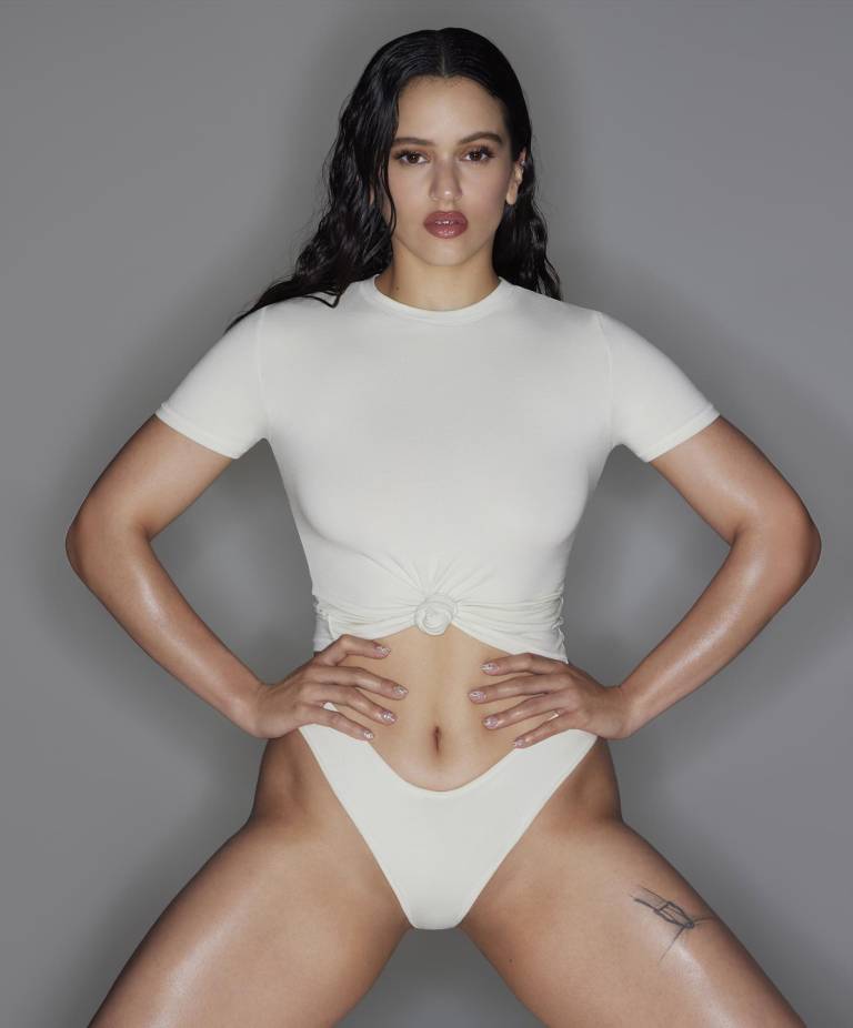 $!Fotografía divulgada por la marca Skims donde Rosalía luce uno de los modelos de su colección especial Cotton. EFE/Donna Trope/Skims