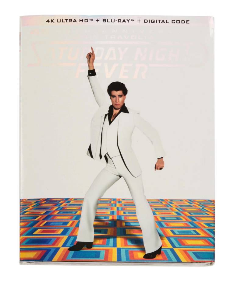 $!Fotografía cedida por Julien's Auctions donde se aprecia la portada de la película en DVD, Saturday Night Fever, donde aparece el actor John Travolta como Tony Manero con su famoso traje blanco durante la famosa escena de baile.