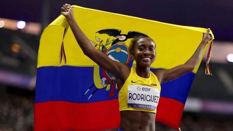 Kiara Rodríguez junto a la bandera de Ecuador en Juegos Paralímpicos de París 2024.