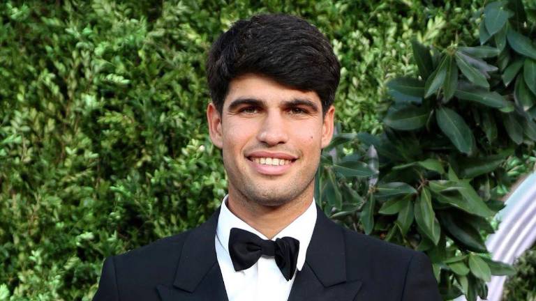 Carlos Alcaraz junto al premio de Mejor Deportista Masculino del Año.