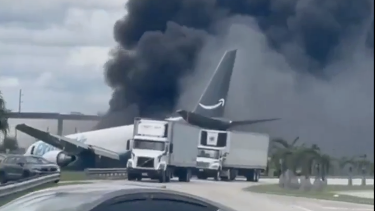 Avión de carga de Amazon se sale de la pista, choca contra vehículos y se incendia en el Aeropuerto de Miami