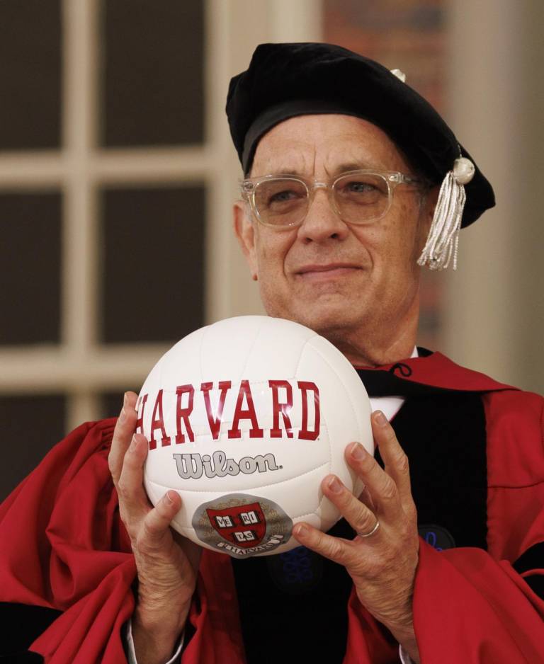 $!El actor con un balón de voleibol que tenía marcado el nombre de la universidad y al mismo tiempo hacía un guiño al personaje de Hanks en la película Naúfrago, que forja un lazo de amistad con una pelota de la marca Wilson.