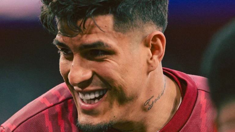 Piero Hincapié calentando previo al partido de vuelta frente al Sporting de Lisboa.