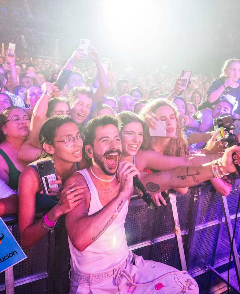 $!Camilo junto a sus fanáticos en uno de sus conciertos de la gira por Latinoamérica.