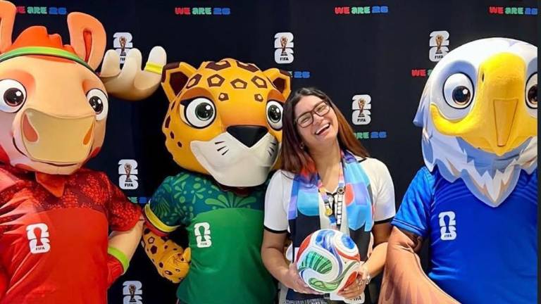 La ecuatoriana Lilibeth Martínez junto a las mascotas oficiales de la Copa Mundial de la FIFA 2026.