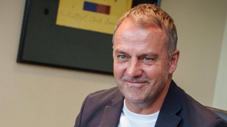 Hansi Flick renovando su contrato con el FC Barcelona.