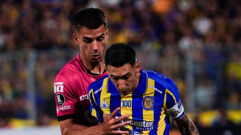 Juan Viacava marcando a Ángel Di María en el partido de Rosario Central frente a Independiente del Valle.