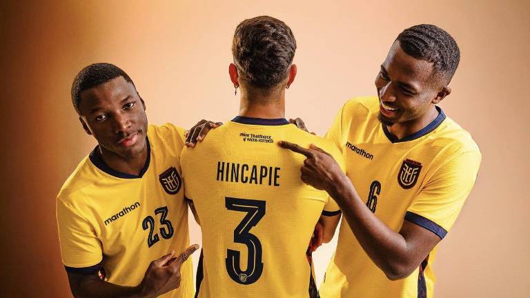 Moisés Caicedo, Piero Hincapie y Willian Pacho luciendo la camiseta que Ecuador usará en el Mundial 2026.