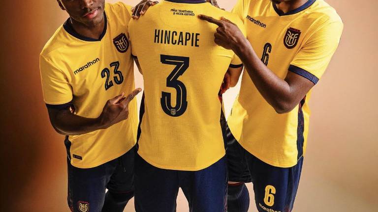 Moisés Caicedo, Piero Hincapie y Willian Pacho luciendo la camiseta que Ecuador usará en el Mundial 2026.