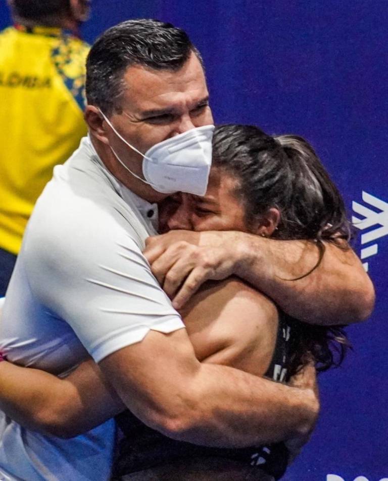 $!Bella y su entrenador, Modesto Sánchez, a quien considera como su “segundo papá”.