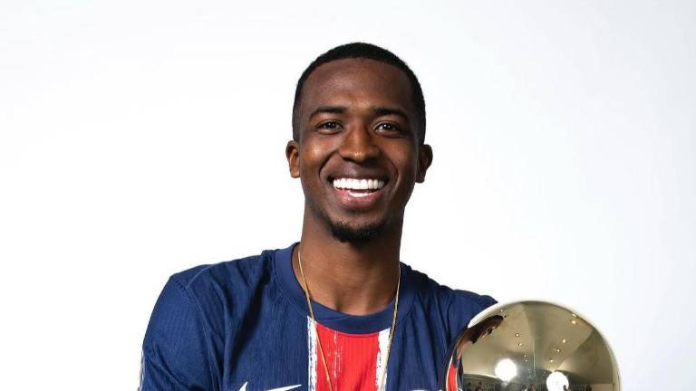 Willian Pacho con el trofeo de la Ligue 1 de la temporada 2024-2025