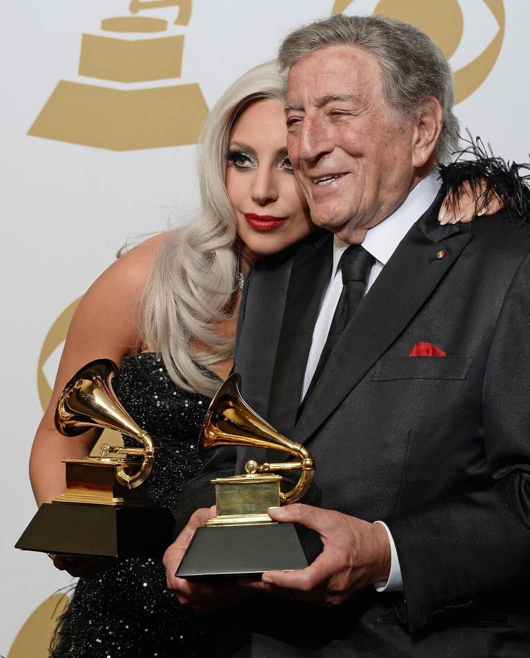 $!Foto del 8 de febrero del 2015 en la que aparecen Lady Gaga junto a Tony Bennett celebrando sus Grammy en la 57.ª entrega anual de estos reconocimientos.