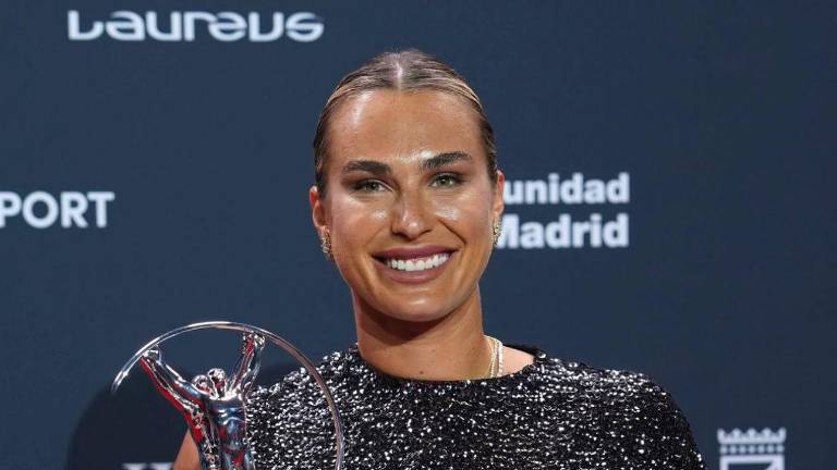 Aryna Sabalenka junto al premio de Mejor Deportista Femenina del Año.