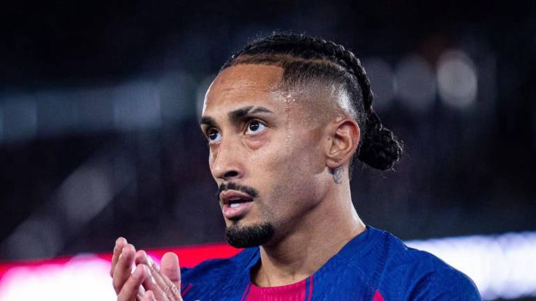 Raphinha con el brazalete del FC Barcelona.