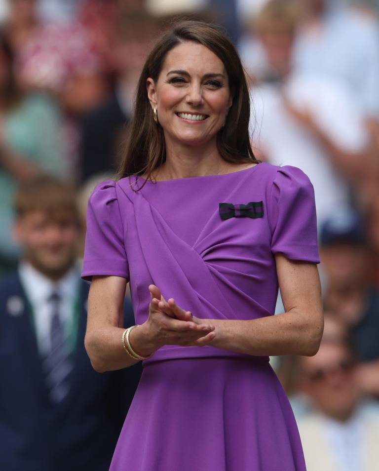$!Wimbledon (United Kingdom), 14/07/2024.- La princesa de Gales, Kate Middleton, fue ovacionada por el público durante su arribo a la final en Wimbledon.
