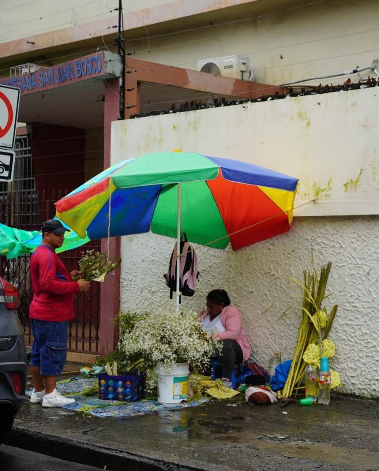 $!Venta de Ramos afuera de parroquia San Juan Bosco