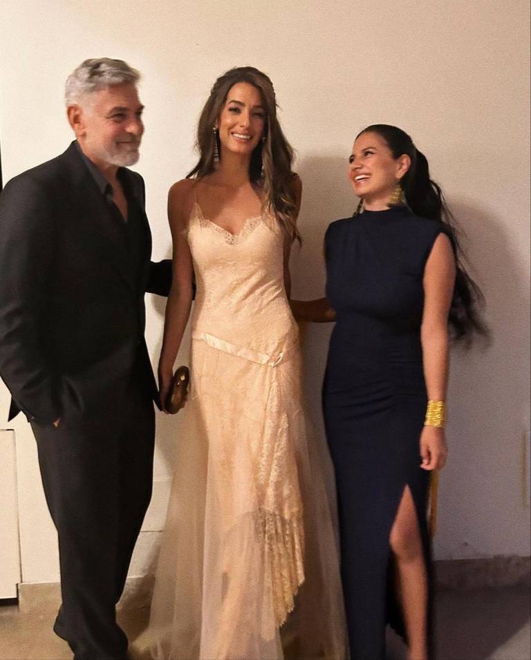 $!Helena Gualinga con George Clooney y Amal Clooney.