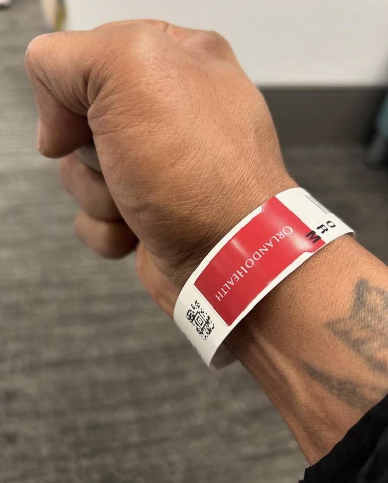 $!Captura de pantalla tomada de la cuenta oficial de Instagram del cantante puertorriqueño Don Omar mostrando su mano con un brazalete de un hospital de la red Orlando Health.