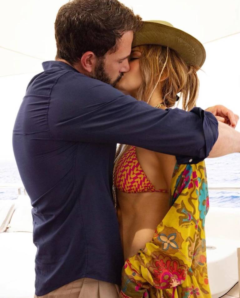 $!Jennifer subió esta fotografía de ella besando a Ben a su Instagram.