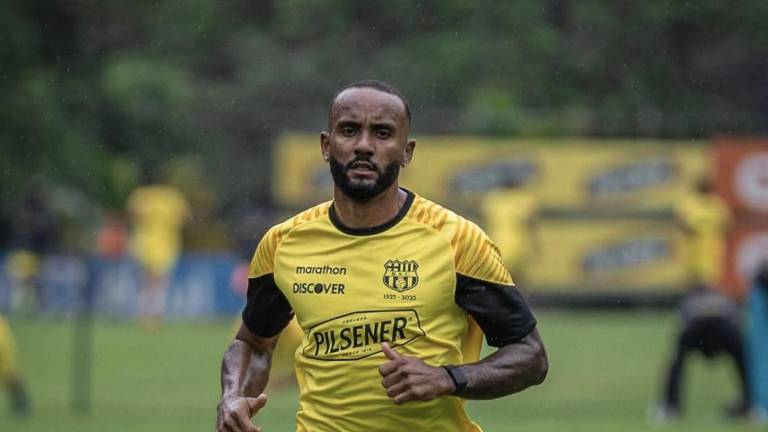 Leonai Souza entrenando con la escuadra amarilla.