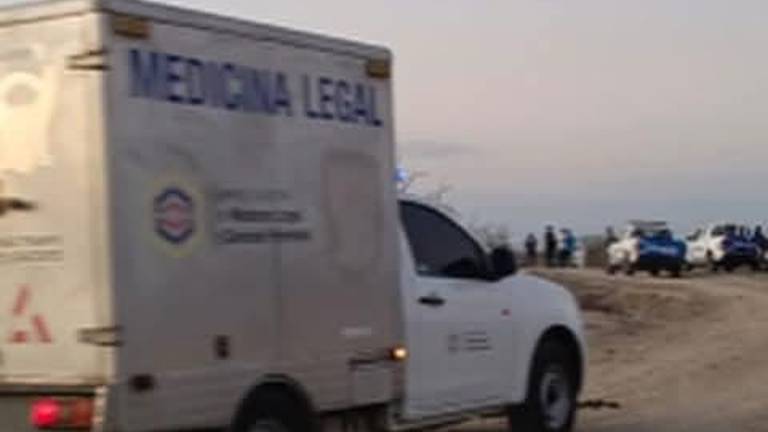 Vehículo de Medicina Legal retiró el cuerpo que fue hallado sin vida en la vía Ancón - Atahualpa en la provincia de Santa Elena.