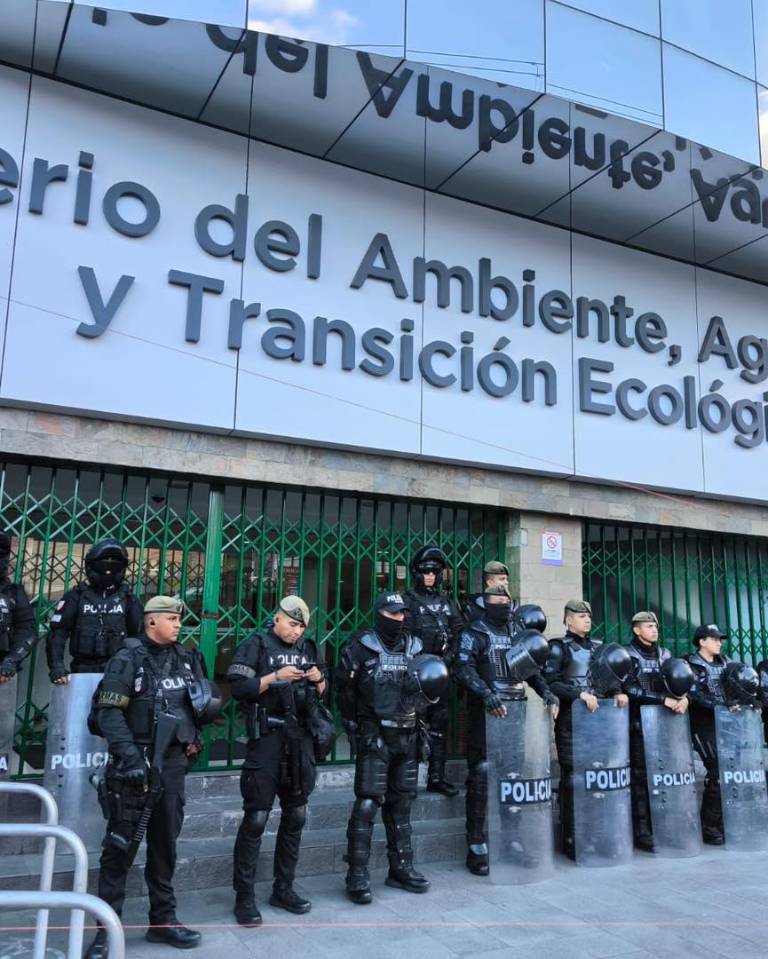 $!Policía Nacional resguardando el edificio del Ministerio del Ambiente.