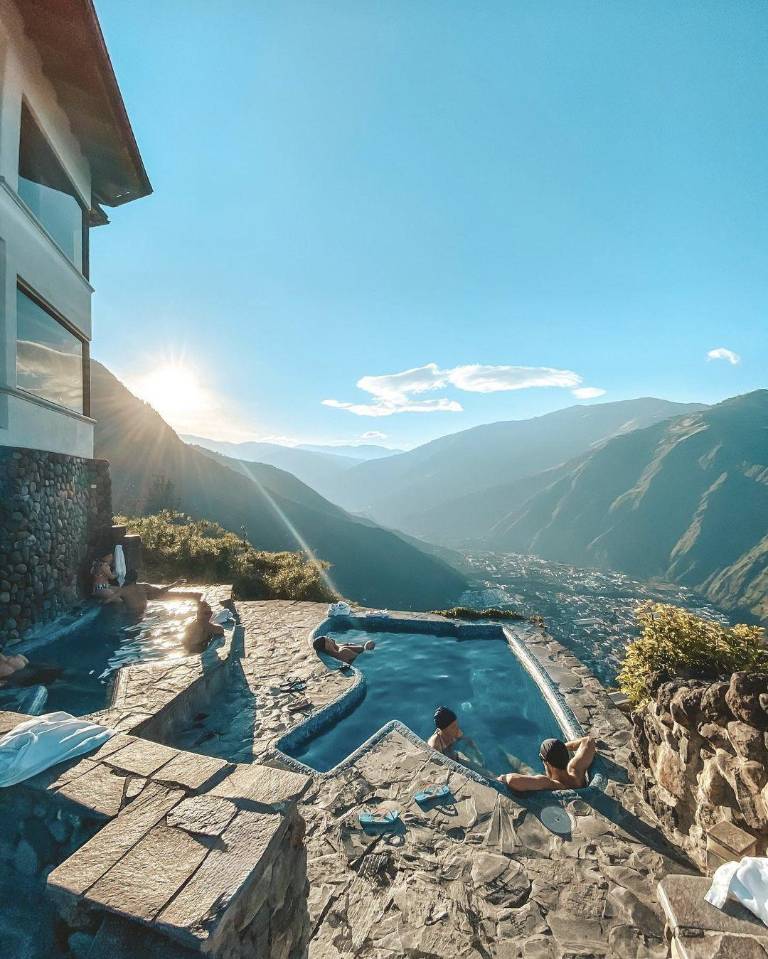 $!Imagen de la vista de Baños de Agua Santa desde las piscinas del Hotel Luna Volcán que fue recomendado como el hospedaje ideal para descubrir este destino.