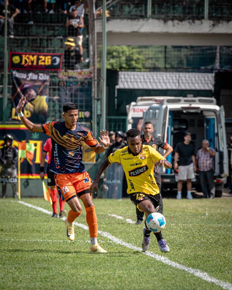 $!Jugador de Barcelona lleva la pelota junto a rival del equipo Insutec.