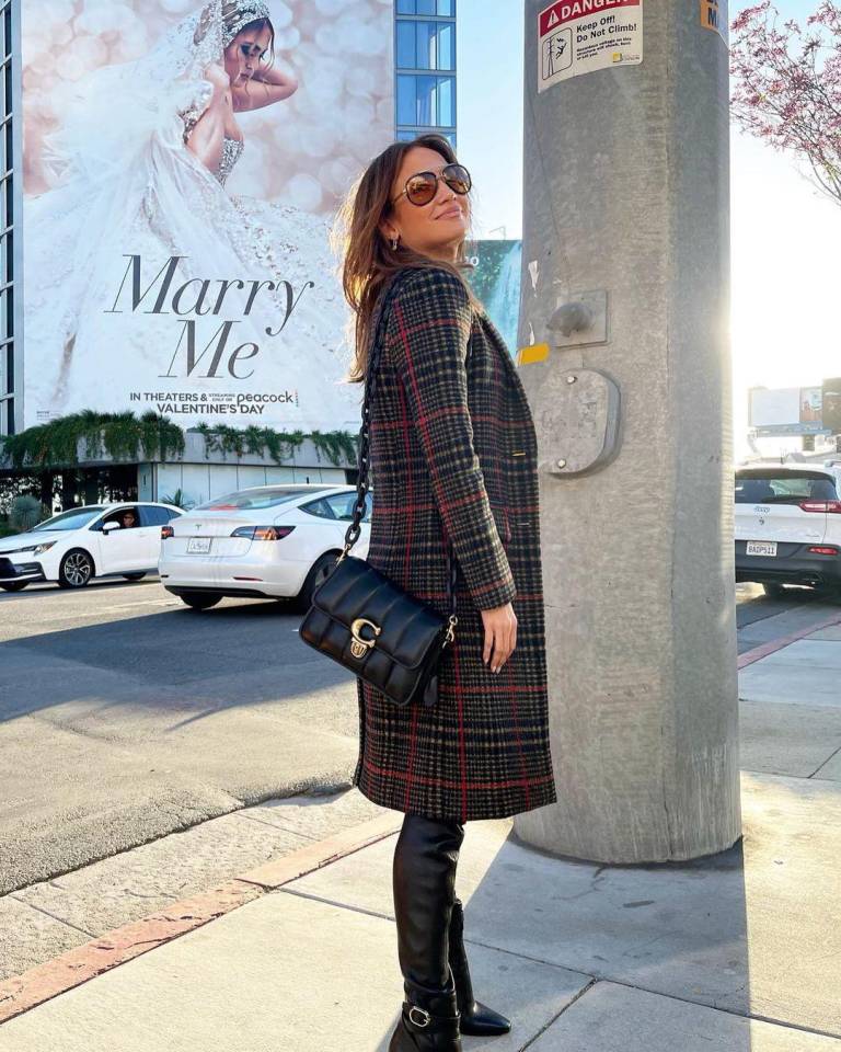 $!Jennifer Lopez frente al anuncio de su nueva película, 'Cásate Conmigo', que se estrenará el próximo 10 de febrero