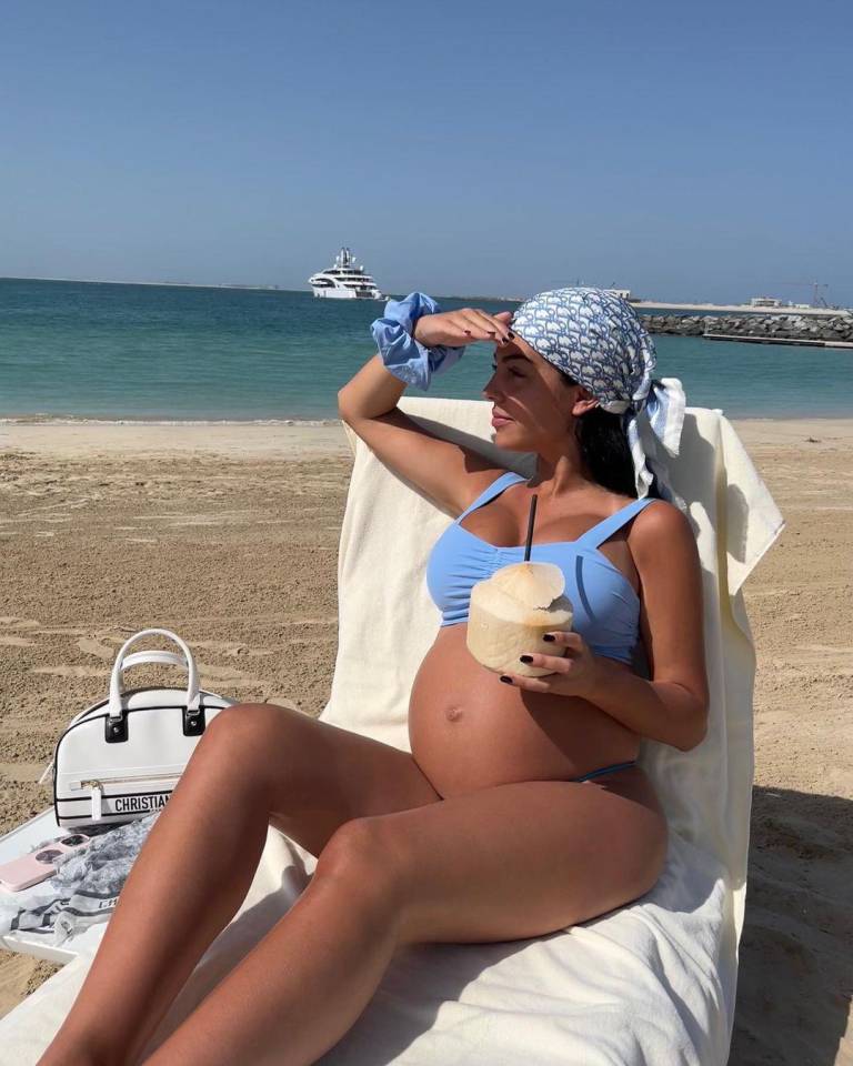 $!Georgina Rodríguez en sus vacaciones en Dubái luciendo su pancita de embarazada en traje de baño.