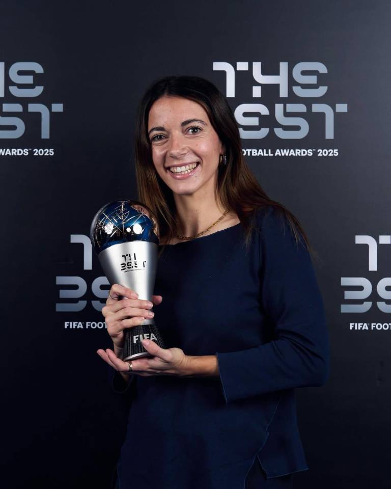 $!La española Aitana Bonmatí luciendo junto al premio The Best.