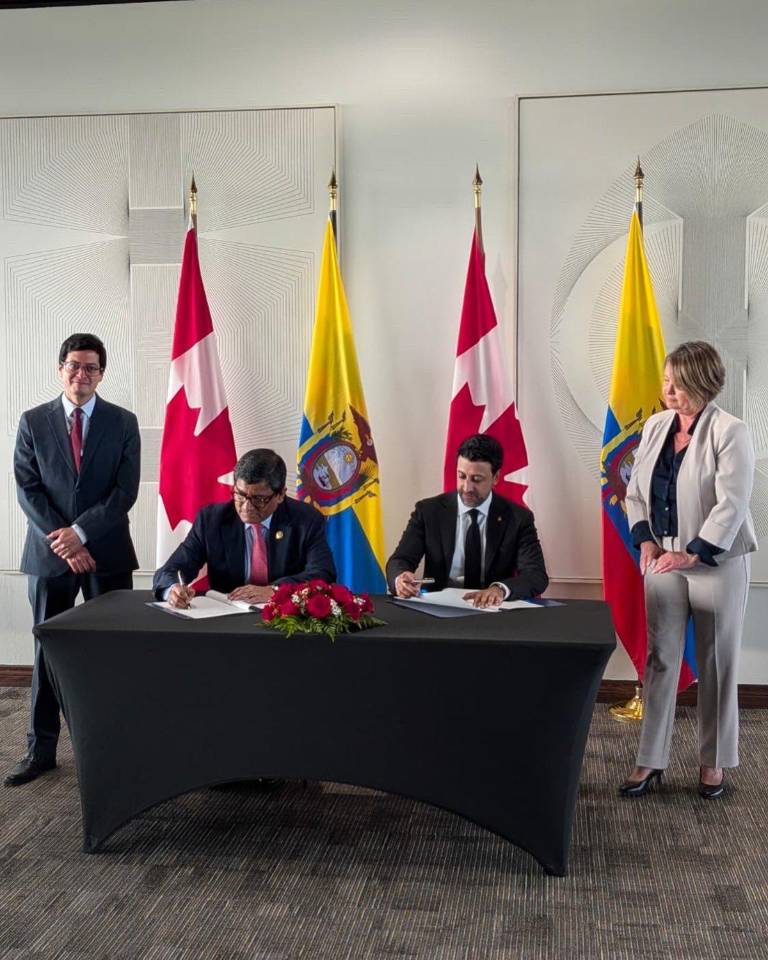 $!Gobierno de Ecuador y Canadá firman TLC en Ottawa.