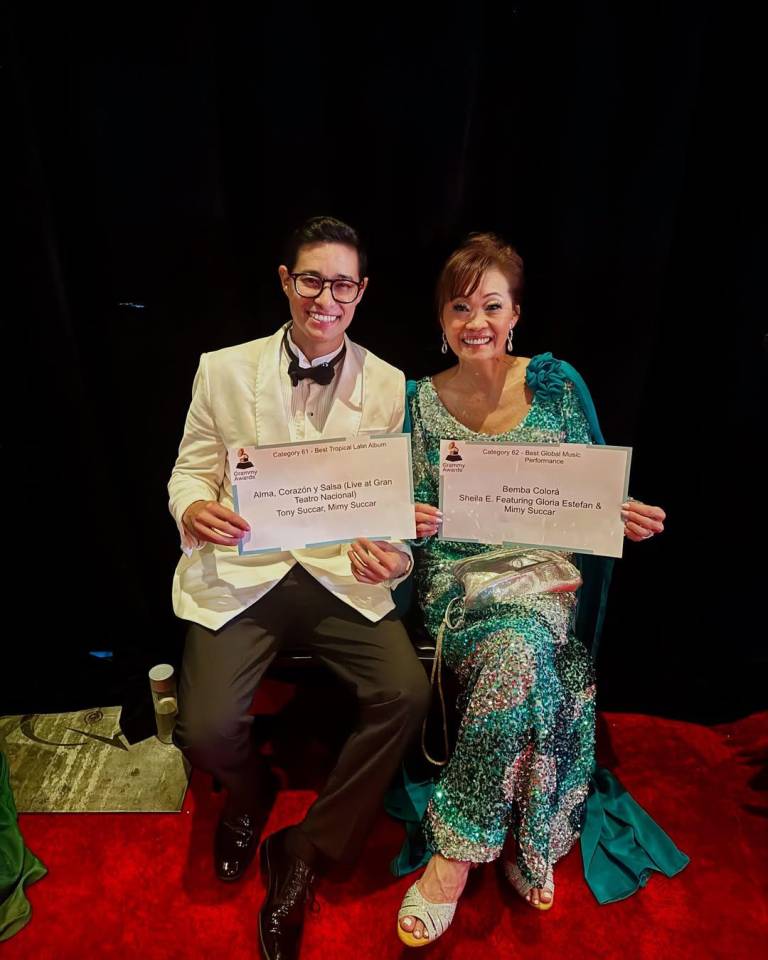 $!Tony y Mimy Succar posan con sus reconocimientos tras ganar los premios Grammy a 'Mejor Álbum Tropical' y 'Mejor actuación de Música Global',