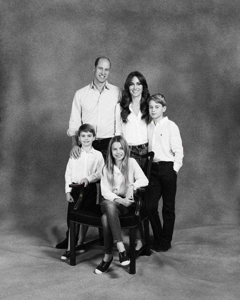 $!Foto familiar del príncipe y la princesa de Gales junto a sus tres hijos.