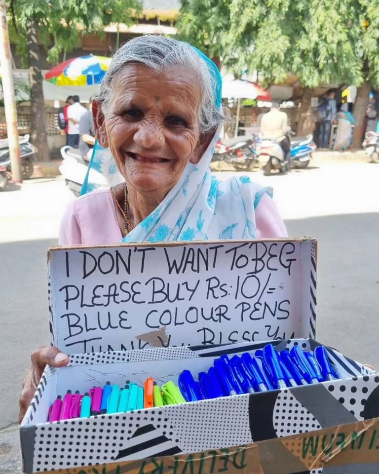 $!No quiero mendigar: anciana vende bolígrafos en la calle para vivir