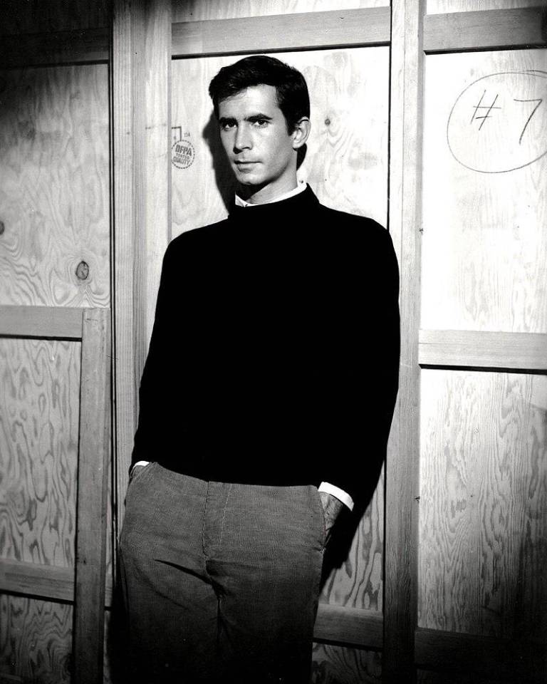 $!Foto de archivo de Anthony Perkins de la publicidad de la película Psycho en donde el actor lució una prenda con el tipo de cuello que hasta la actualidad se conoce bajo su apellido.