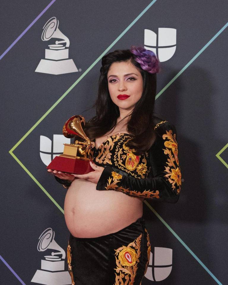 $!La cantante Mon Laferte lució su embarazo como parte de su look durante la última entrega de los premios Grammy, relizado a finales del 2021.