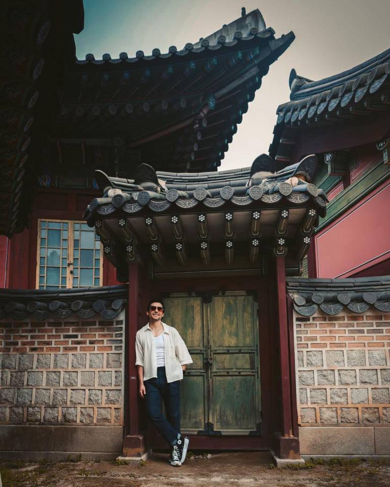 $!Foto de Alan en la entrada de uno de los palacios de Seúl en Corea del Sur.