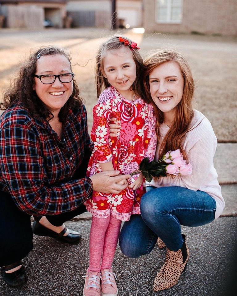 $!Charlotte junto a su hermana Chloe (derecha) y su madre, Jennifer (izquierda).