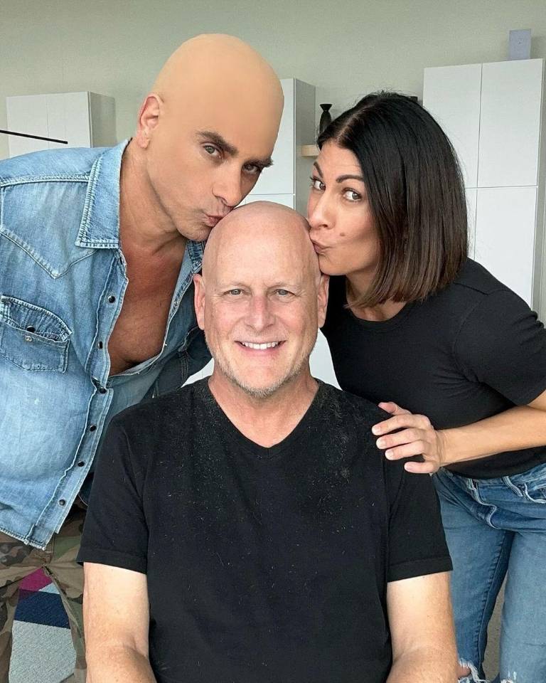 $!El actor John Stamos y Melissa Coulier besando la cabeza afeitada de Dave Coulier, quien se afeitó el pelo antes de empezar su tratamiento contra el cáncer.