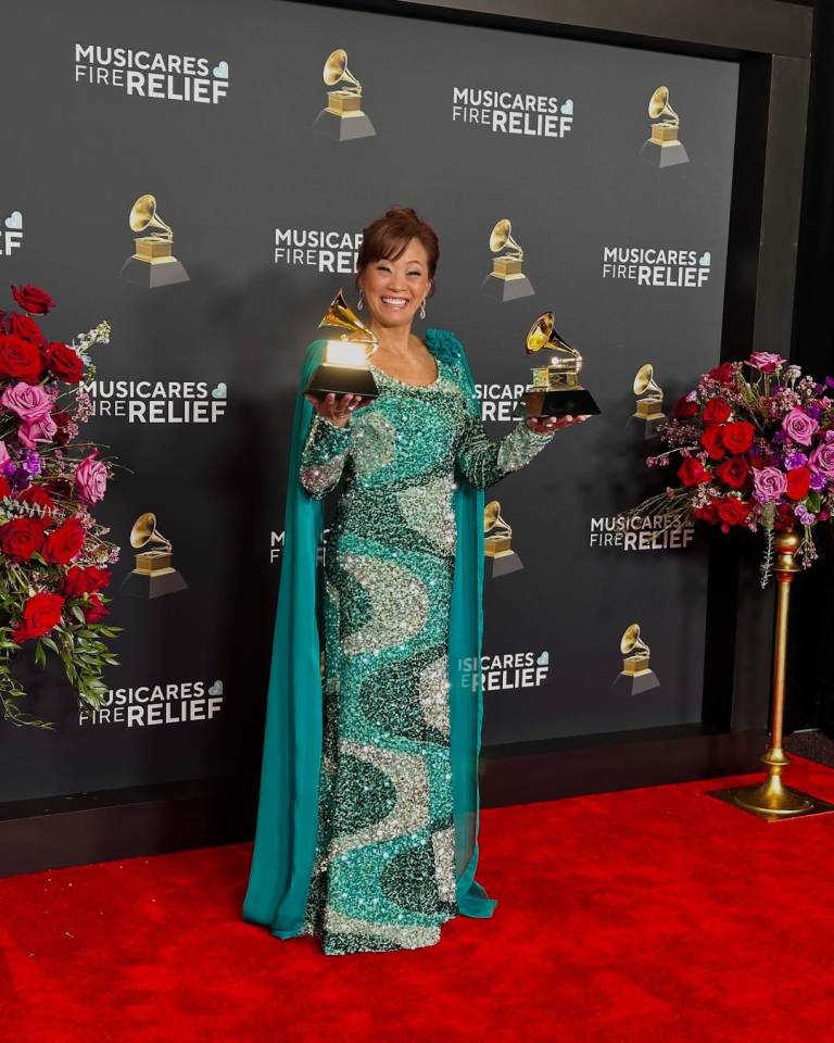 $!Mimy Succar posa con sus dos premios Grammy a 'Mejor Álbum Tropical' y 'Mejor actuación de Música Global'.