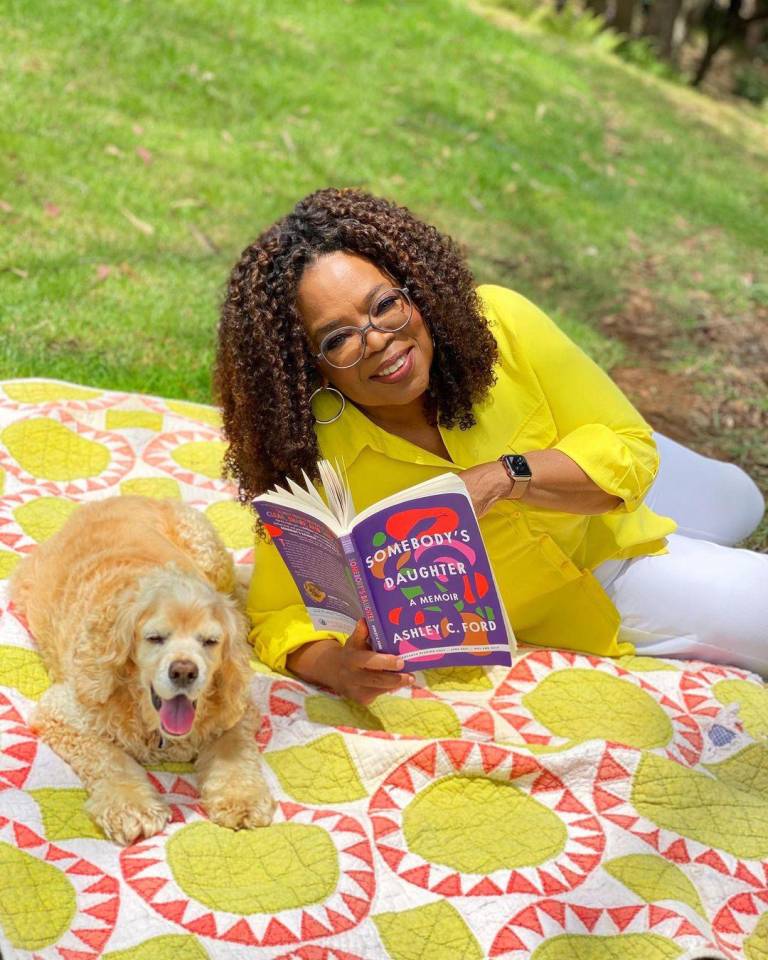 $!Oprah Winfrey, junto a una de sus mascotas, llamada Sadie.