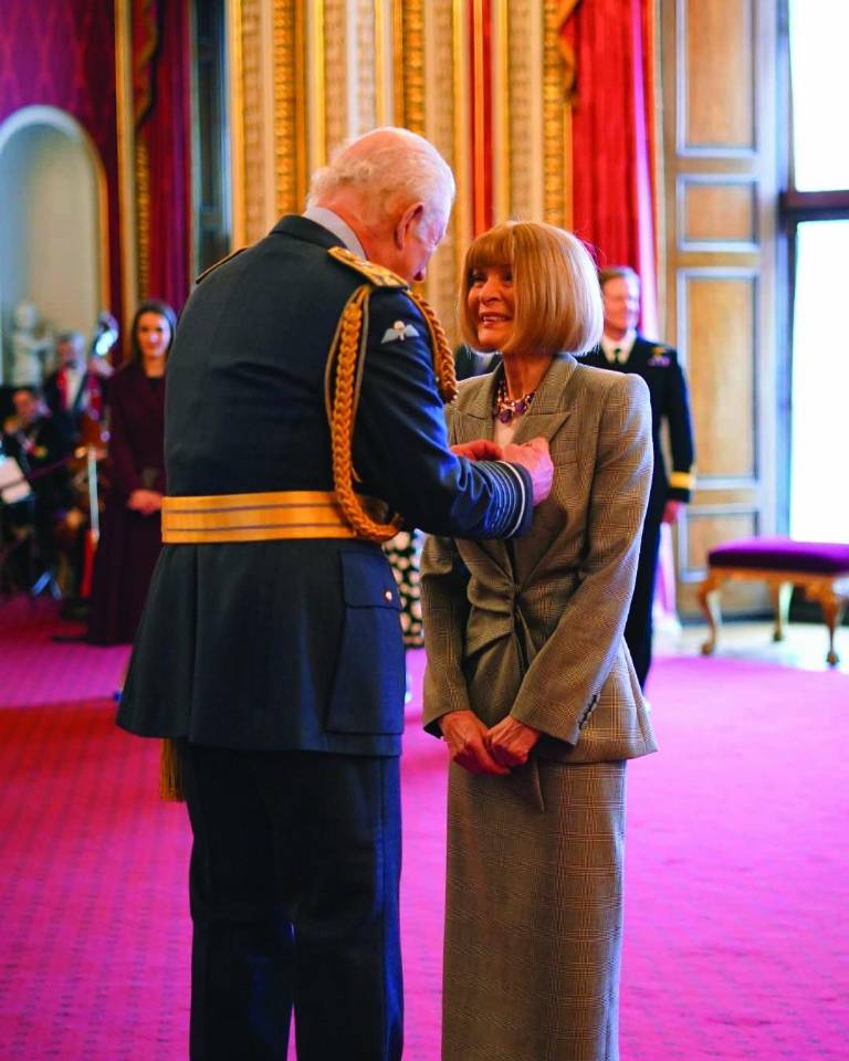 $!Anna Wintour recibiendo la condecoración de la Orden de los Compañeros de Honor de manos del Rey Carlos III en el Palacio de Buckingham.