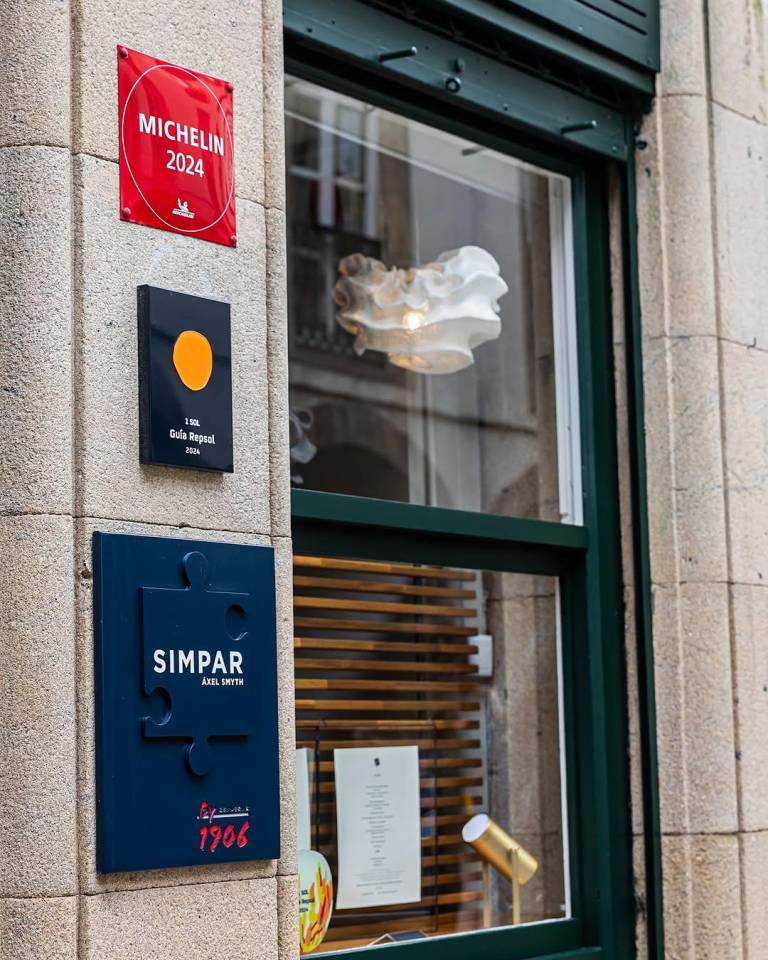 $!Exterior del restaurante Simpar, fundado por Claudia Merchán y Áxel Smyth, en Santiago de Compostela, España.