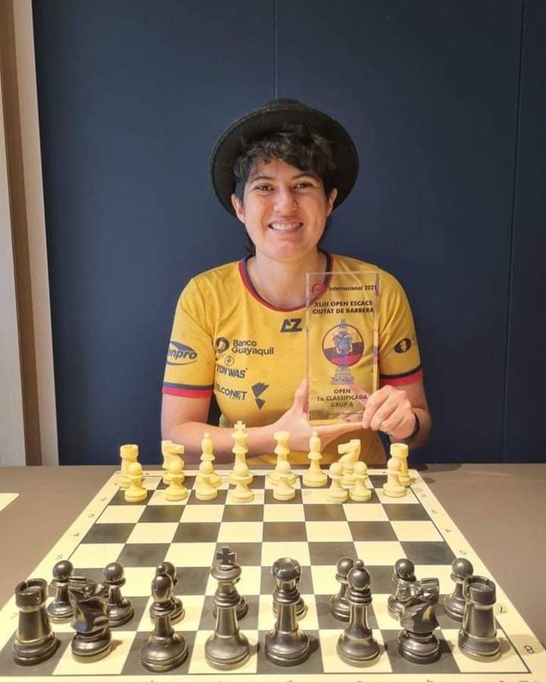 $!Carla Heredia mostrando el premio que obtuvo en el torneo de Barberà del Vallès, España.